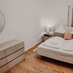 Premium 4br Apartment, Stunning Views Overlooking The Station Апартаменты *