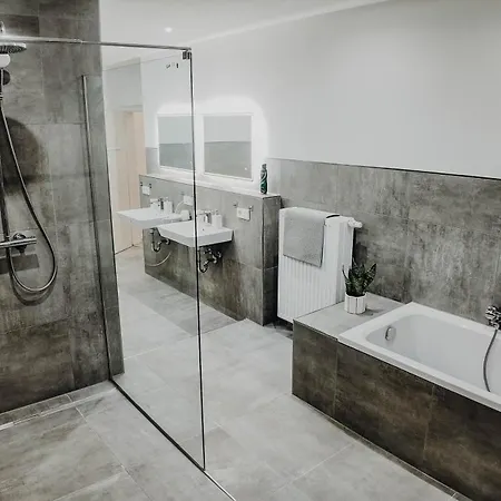Premium 4br Apartment, Stunning Views Overlooking The Station Koblenc